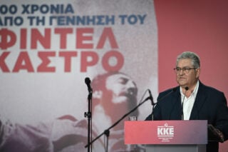 Κουτσούμπας για τα 100 χρόνια από τη γέννηση του Κάστρο: «Κάτω τα χέρια από την Κούβα» [βίντεο]