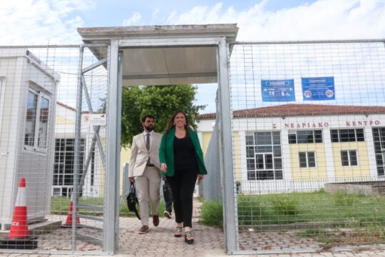 Ένταση στη δίκη των Τεμπών ανάμεσα σε Κωνσταντοπούλου και συγγενή θύματος – Σύντομη διακοπή