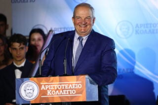 Ο Καραμανλής απαγγέλλει… Κηλαηδόνη και στέλνει μήνυμα στο Μαξίμου: «Όχι λέμε στους άσχετους»