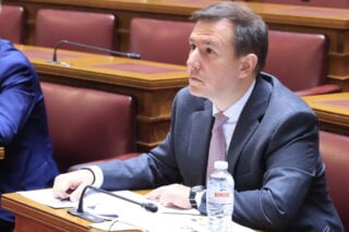 Ο Δουδωνής, η Αλίκη στη Χώρα των Θαυμάτων και το Σύνταγμα