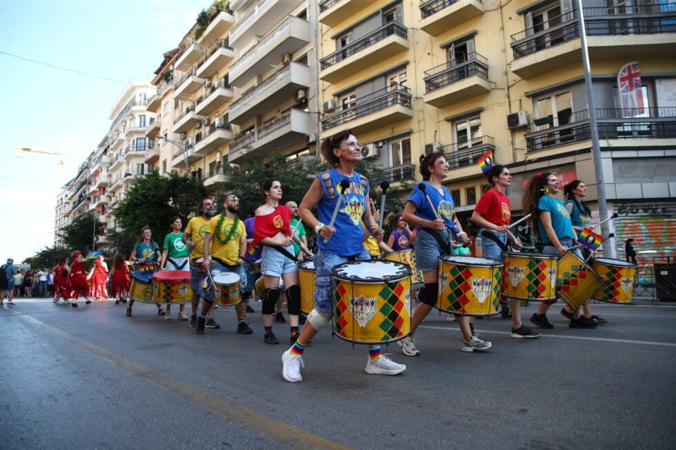 Thessaloniki Pride: Μεγάλη πορεία στο κέντρο της πόλης – Κεντρικό μήνυμα: «Σπάσε τον Κώδικα» [εικόνες – βίντεο]