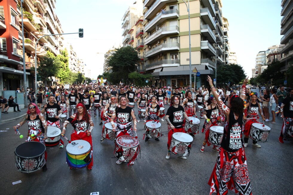 Thessaloniki Pride: Μεγάλη πορεία στο κέντρο της πόλης – Κεντρικό μήνυμα: «Σπάσε τον Κώδικα» [εικόνες – βίντεο]