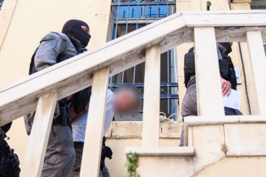 Δολοφονία Σταυρούλας Λεβεντάκη: Αποδοκιμασίες στα δικαστήρια για τον 43χρονο – «Με σκυμμένο το κεφάλι να είσαι» [βίντεο]