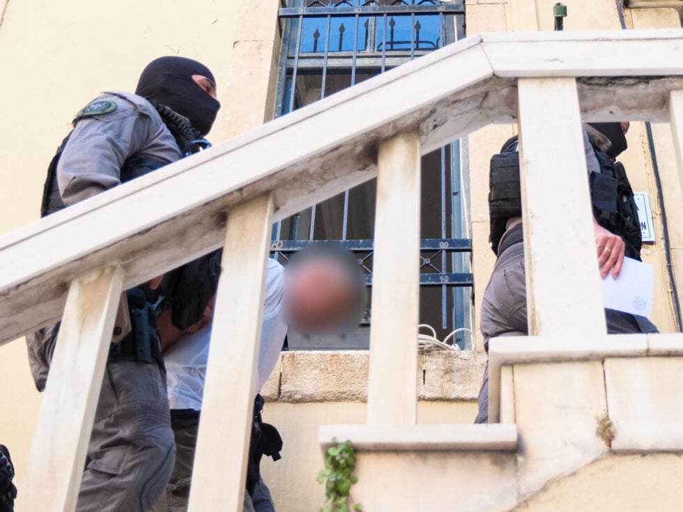 Δολοφονία Σταυρούλας Λεβεντάκη: Αποδοκιμασίες στα δικαστήρια για τον 43χρονο – «Με σκυμμένο το κεφάλι να είσαι» [βίντεο]