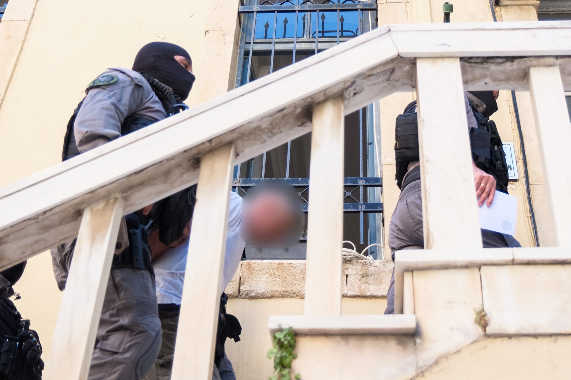 Δολοφονία Σταυρούλας Λεβεντάκη: Αποδοκιμασίες στα δικαστήρια για τον 43χρονο – «Με σκυμμένο το κεφάλι να είσαι» [βίντεο]