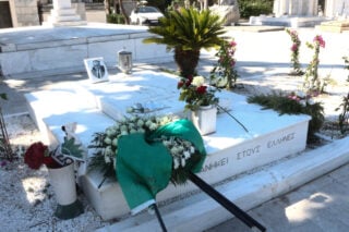 Ανδρέας Παπανδρέου: Πολιτικό μνημόσυνο στο Α’ Νεκροταφείο – Η «οικογένεια» του ΠΑΣΟΚ έδωσε το παρών