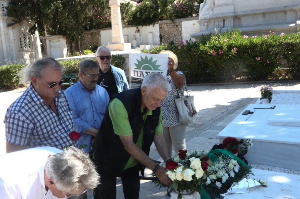 Ανδρέας Παπανδρέου: Πολιτικό μνημόσυνο του ΠΑΣΟΚ στο Α’ Νεκροταφείο – Ποιοι έδωσαν το παρών