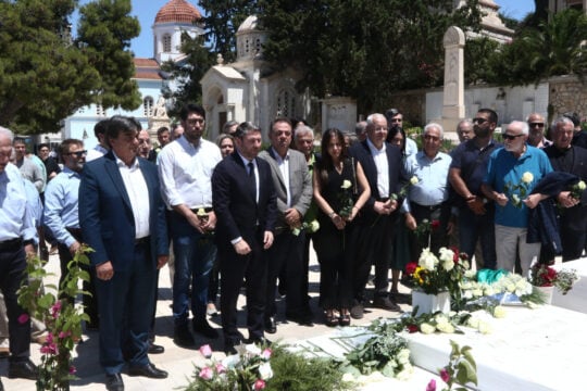 Ανδρέας Παπανδρέου: Πολιτικό μνημόσυνο στο Α’ Νεκροταφείο – Η «οικογένεια» του ΠΑΣΟΚ έδωσε το παρών