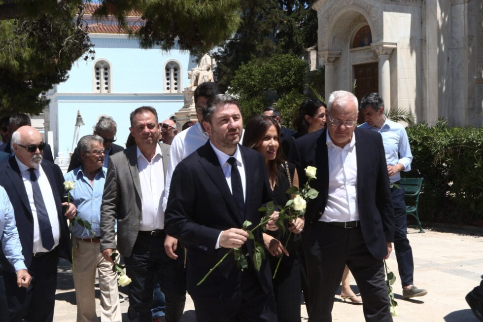 Ανδρέας Παπανδρέου: Πολιτικό μνημόσυνο του ΠΑΣΟΚ στο Α’ Νεκροταφείο – Ποιοι έδωσαν το παρών