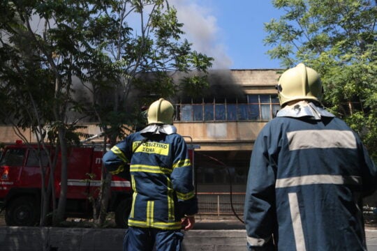 Φωτιά στο Αιγάλεω: Κατέρρευσε μέρος της οροφής του εργοστασίου – Μάχη δίνουν οι πυροσβέστες [εικόνες – βίντεο]