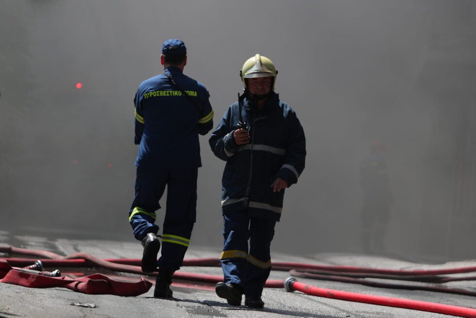 Πυρκαγιά σε εργοστάσιο στο Αιγάλεω – «Δεν υπάρχουν εγκλωβισμένοι, στόχος να μην επεκταθεί η φωτιά»