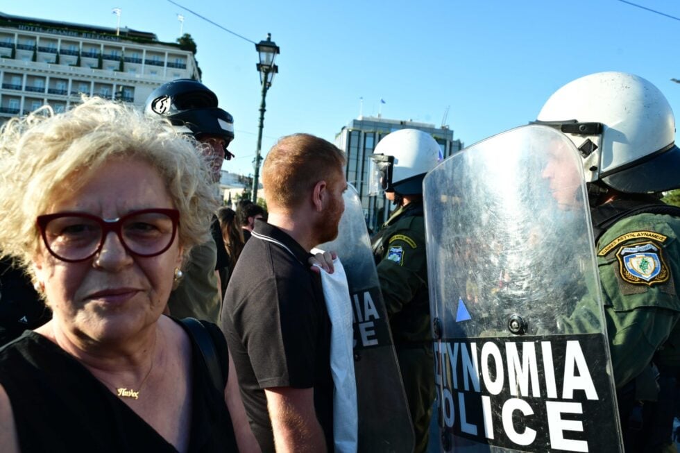 Συγκέντρωση στο Σύνταγμα για τα Προσφυγικά της Αλεξάνδρας και τον Αριστοτέλη Χαντζή [εικόνες – βίντεο]