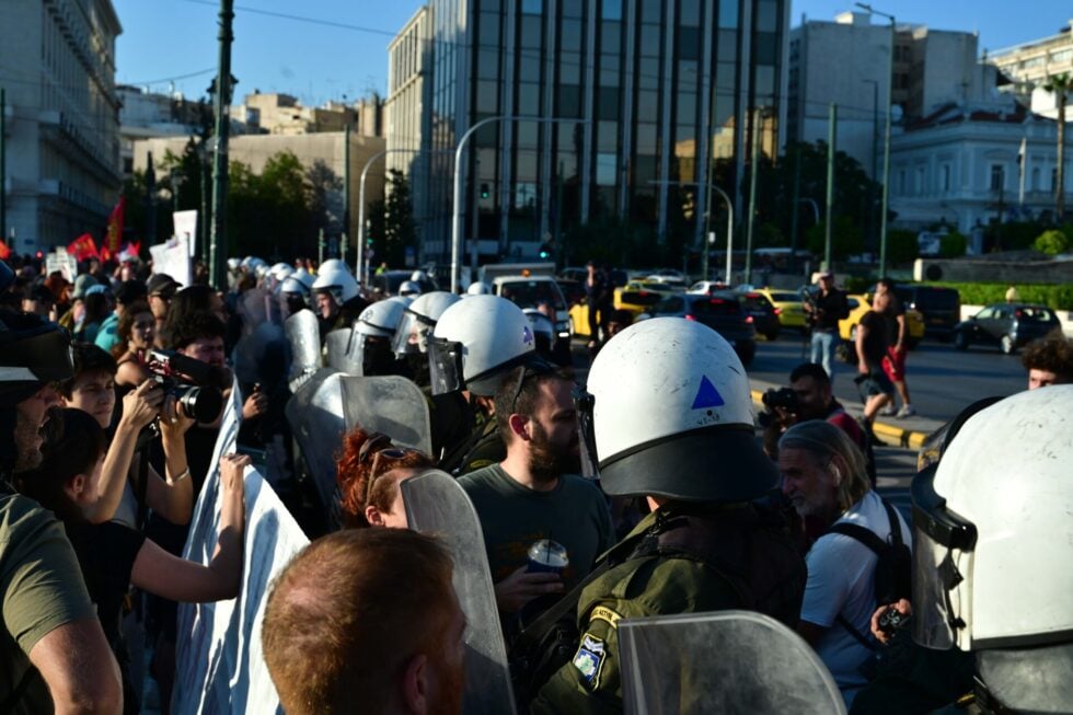 Συγκέντρωση στο Σύνταγμα για τα Προσφυγικά της Αλεξάνδρας και τον Αριστοτέλη Χαντζή [εικόνες – βίντεο]