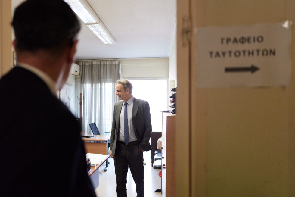 Έκδοση νέας ταυτότητας του Πρωθυπουργού Κυριάκου Μητσοτάκη. Τετάρτη 24 Ιουνίου 2026 (ΔΗΜΗΤΡΗΣ ΠΑΠΑΜΗΤΣΟΣ/ Γ.Τ ΠΡΩΘΥΠΟΥΡΓΟΥ/EUROKINISSI)