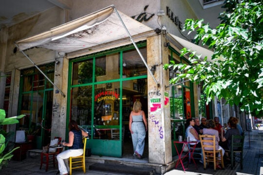 «Η Μουριά είναι η ζωή μου»: Έκκληση του ιδιοκτήτη του εμβληματικού καφενείου στα Εξάρχεια για να παραμείνει ανοιχτό
