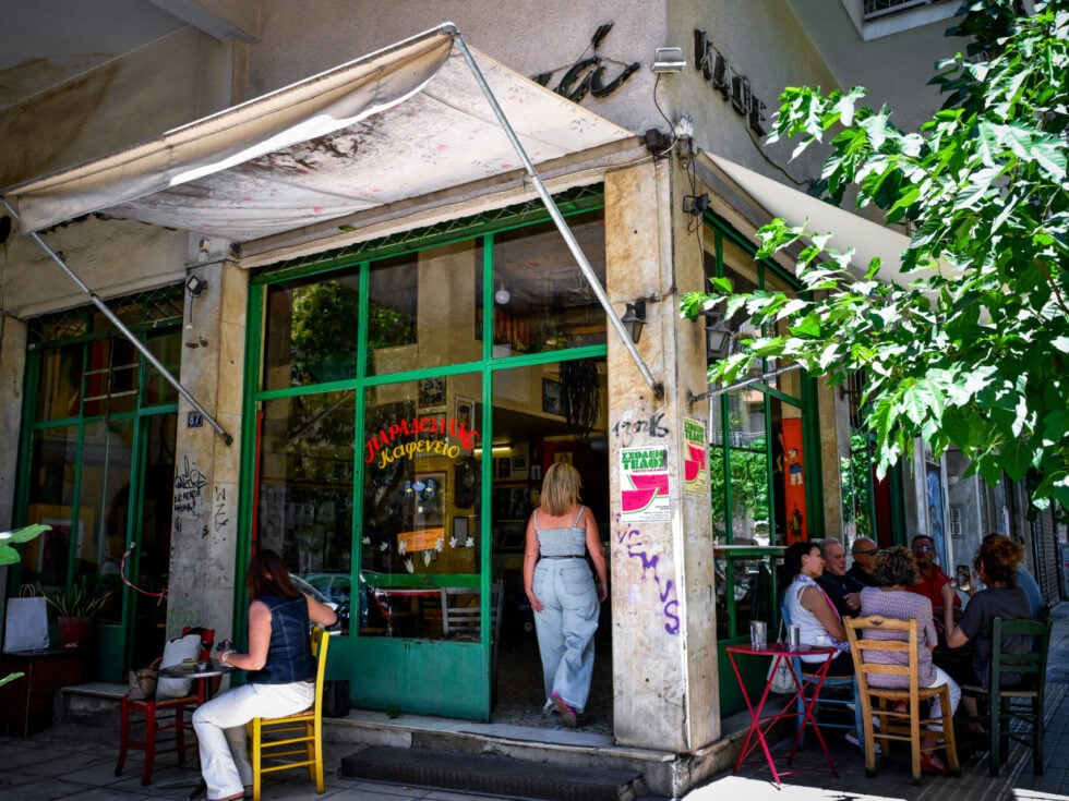 «Η Μουριά είναι η ζωή μου»: Έκκληση του ιδιοκτήτη του εμβληματικού καφενείου στα Εξάρχεια για να παραμείνει ανοιχτό