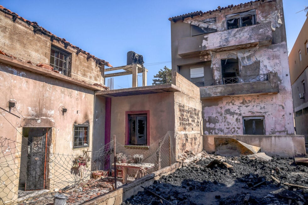 Ηράκλειο: Εικόνες καταστροφής σε σπίτια και επιχειρήσεις από τη φωτιά σε αποθήκη ξυλείας [εικόνες]