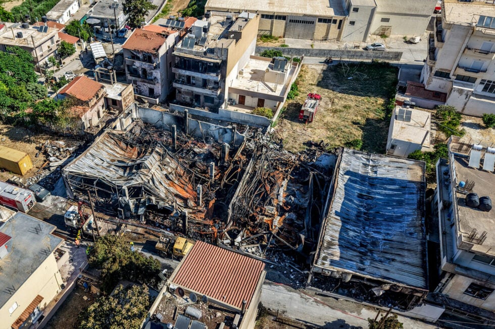 Ηράκλειο: Εικόνες καταστροφής σε σπίτια και επιχειρήσεις από τη φωτιά σε αποθήκη ξυλείας [εικόνες]