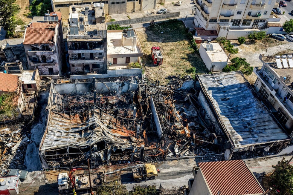 Ηράκλειο: Εικόνες καταστροφής σε σπίτια και επιχειρήσεις από τη φωτιά σε αποθήκη ξυλείας [εικόνες]
