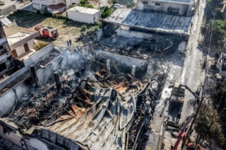 Ηράκλειο: Εικόνες καταστροφής σε σπίτια και επιχειρήσεις από τη φωτιά σε αποθήκη ξυλείας [εικόνες]