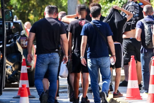 Δολοφονία 15χρονου στην Καλλιθέα: Στα δικαστήρια οι συλληφθέντες – Τι κρύβεται πίσω από τη φονική συμπλοκή