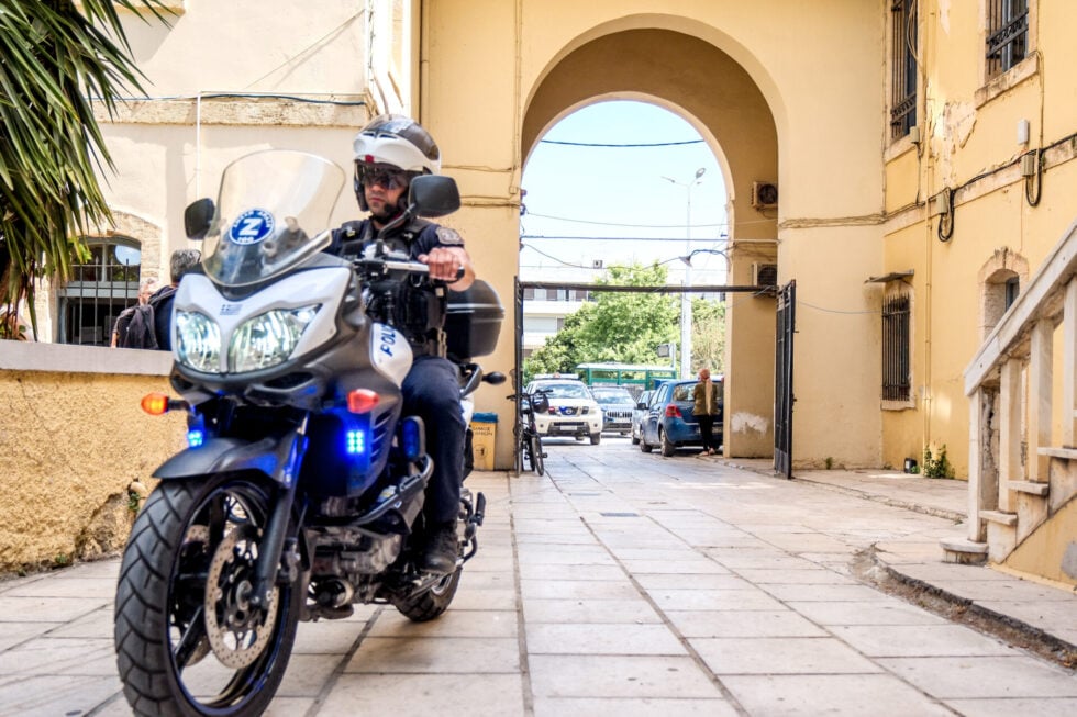 Δολοφονία Σταυρούλας Λεβεντάκη: Στα δικαστήρια Χανίων ο κατηγορούμενος- «Κάθαρμα, δολοφόνε» φώναζαν οι συγγενείς