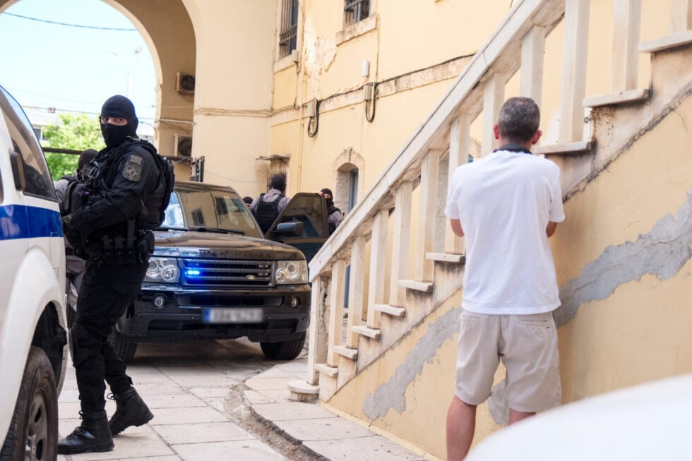 Δολοφονία Σταυρούλας Λεβεντάκη: Στα δικαστήρια Χανίων ο κατηγορούμενος- «Κάθαρμα, δολοφόνε» φώναζαν οι συγγενείς