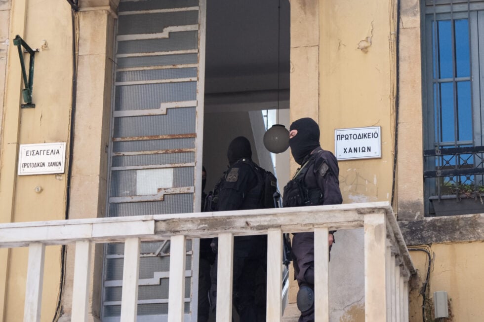 Δολοφονία Σταυρούλας Λεβεντάκη: Στα δικαστήρια Χανίων ο κατηγορούμενος- «Κάθαρμα, δολοφόνε» φώναζαν οι συγγενείς