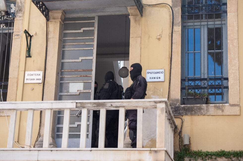 Δολοφονία Σταυρούλας Λεβεντάκη: Στα δικαστήρια Χανίων ο κατηγορούμενος- «Κάθαρμα, δολοφόνε» φώναζαν οι συγγενείς
