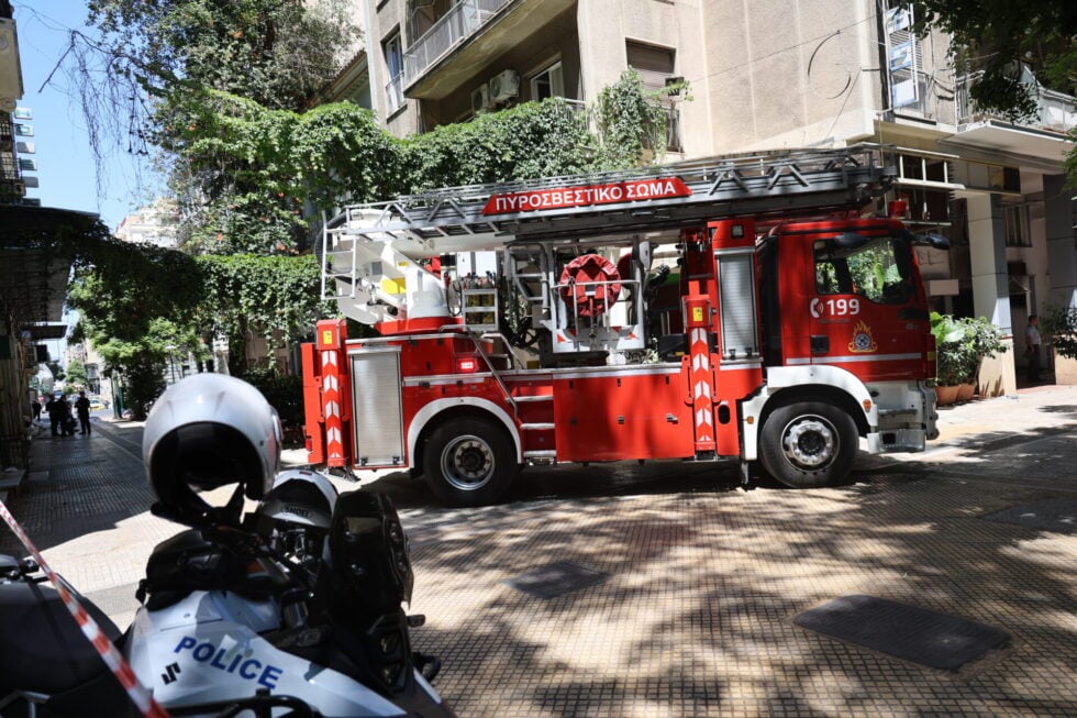 Φωτιά σε ξενοδοχείο στο κέντρο της Αθήνας: Έγινε προληπτική εκκένωση, στο νοσοκομείο ένας εγκαυματίας [εικόνες – βίντεο]