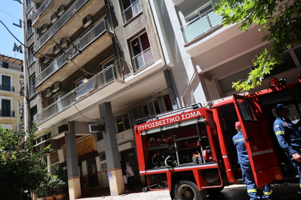 Φωτιά σε ξενοδοχείο στο κέντρο της Αθήνας: Έγινε προληπτική εκκένωση, στο νοσοκομείο ένας εγκαυματίας [εικόνες – βίντεο]