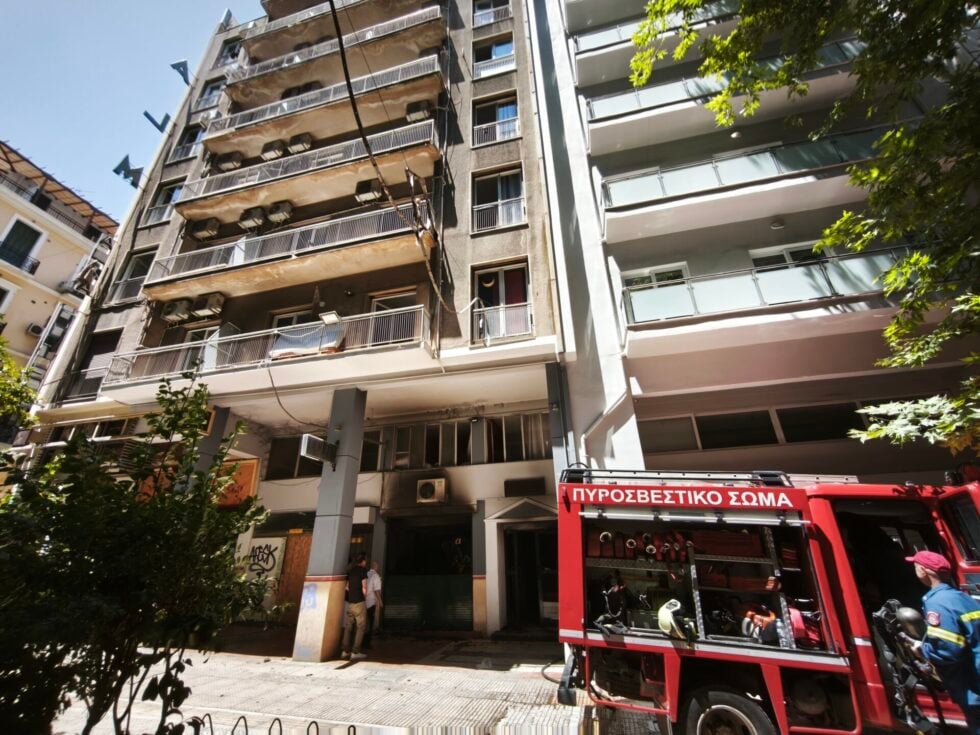 Φωτιά σε ξενοδοχείο στο κέντρο της Αθήνας: Έγινε προληπτική εκκένωση, στο νοσοκομείο ένας εγκαυματίας [εικόνες – βίντεο]