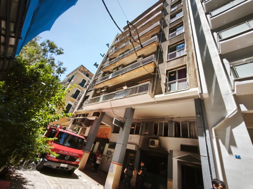Διασωληνώθηκε 40χρονος από τη φωτιά στο ξενοδοχείο στο κέντρο της Αθήνας – Άλλοι δύο ελαφρά τραυματίες [εικόνες – βίντεο]]