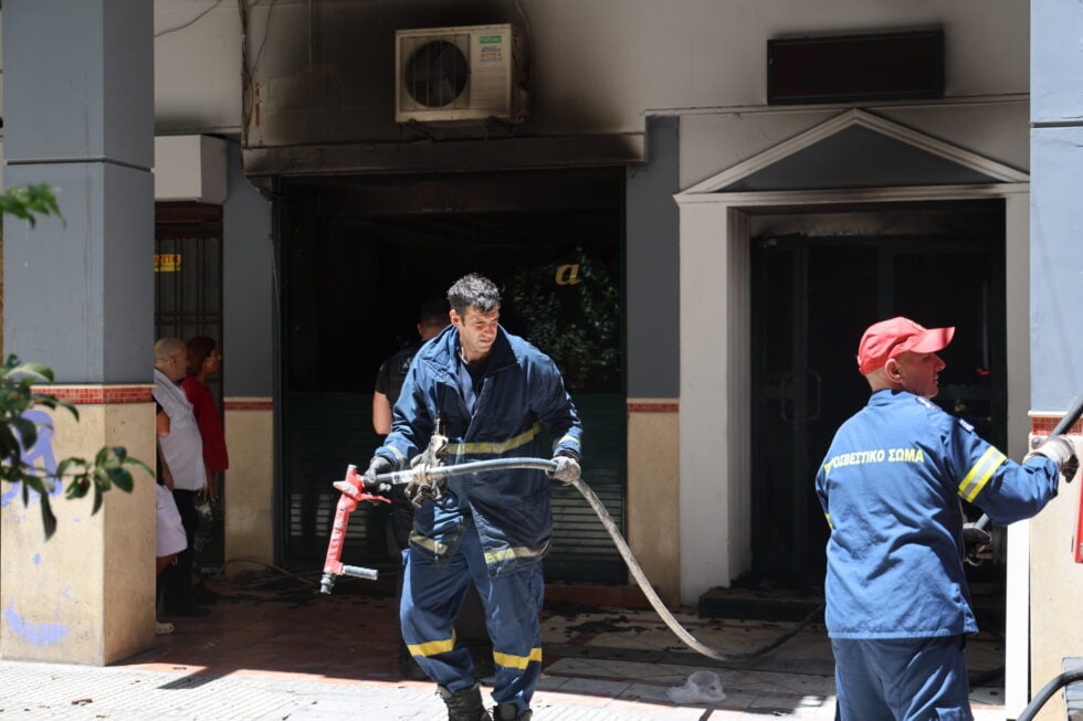 Διασωληνώθηκε 40χρονος από τη φωτιά στο ξενοδοχείο στο κέντρο της Αθήνας – Άλλοι δύο ελαφρά τραυματίες [εικόνες – βίντεο]]