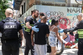 Φωτιά στην Ομόνοια: «Άκουγα μόνο τζάμια που έσπαγαν και φωνές» – Ερευνάται αν ξεκίνησε από ηλεκτρικό πατίνι η πυρκαγιά [βίντεο]