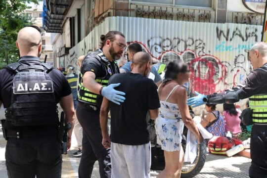 Φωτιά στην Ομόνοια: «Άκουγα μόνο τζάμια που έσπαγαν και φωνές» – Ερευνάται αν ξεκίνησε από ηλεκτρικό πατίνι η πυρκαγιά [βίντεο]