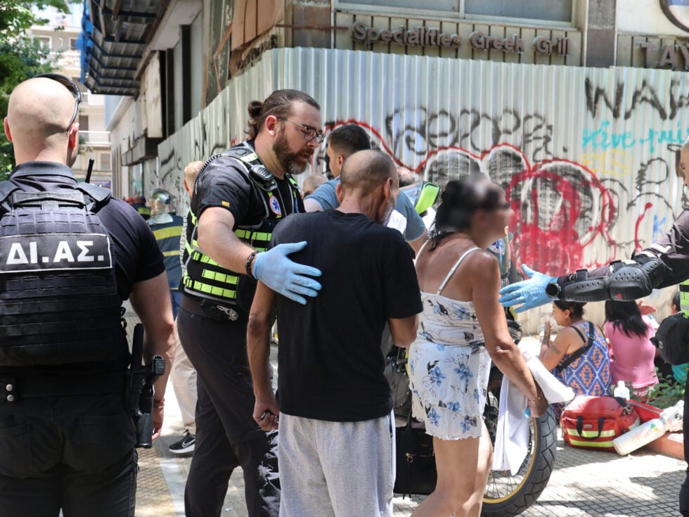 Φωτιά στην Ομόνοια: «Άκουγα μόνο τζάμια που έσπαγαν και φωνές» – Ερευνάται αν ξεκίνησε από ηλεκτρικό πατίνι η πυρκαγιά [βίντεο]