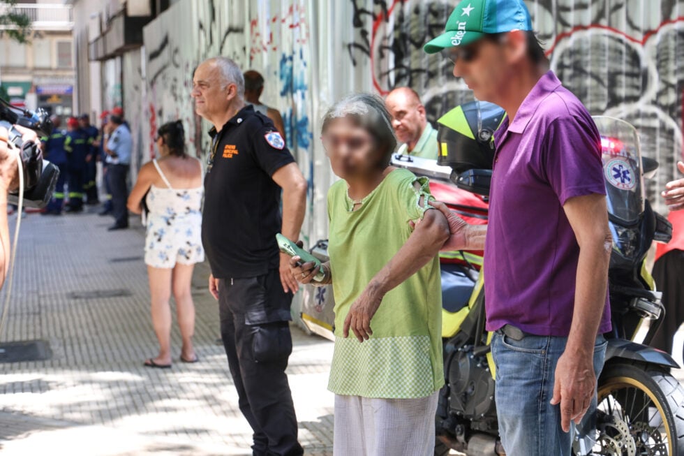 Φωτιά σε ξενοδοχείο στο κέντρο της Αθήνας: Έγινε προληπτική εκκένωση, στο νοσοκομείο ένας εγκαυματίας [εικόνες – βίντεο]