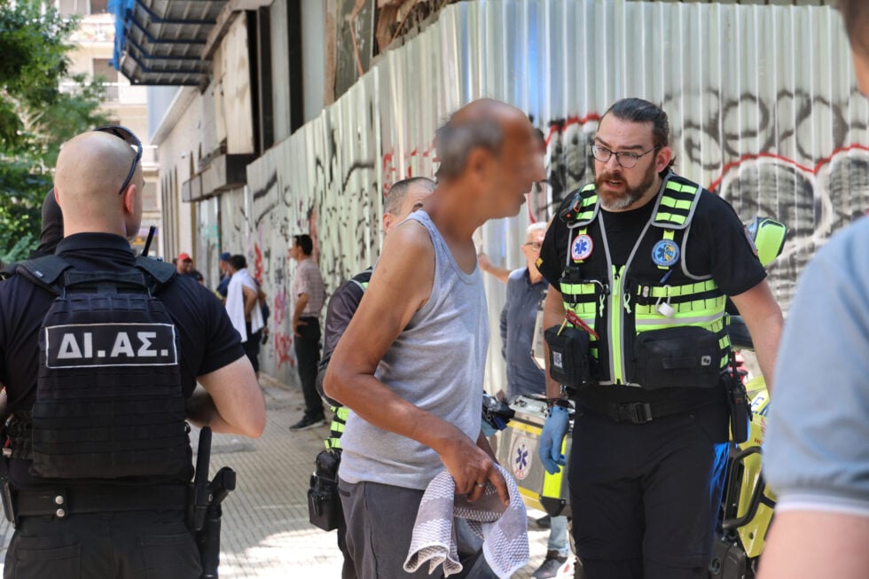 Φωτιά σε ξενοδοχείο στο κέντρο της Αθήνας: Έγινε προληπτική εκκένωση, στο νοσοκομείο ένας εγκαυματίας [εικόνες – βίντεο]