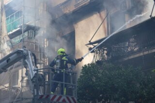 Φωτιά σε διώροφο κτήριο στην Καλλιθέα – 2 άτομα στο νοσοκομείο [βίντεο]