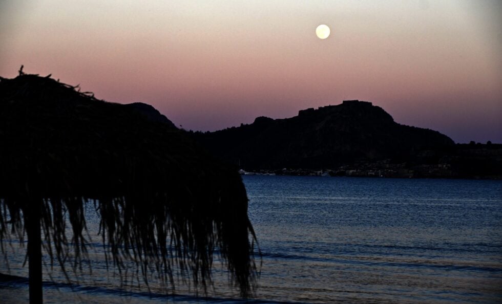 Μάγεψε το εντυπωσιακό «Φεγγάρι της φράουλας» [εικόνες-βίντεο]