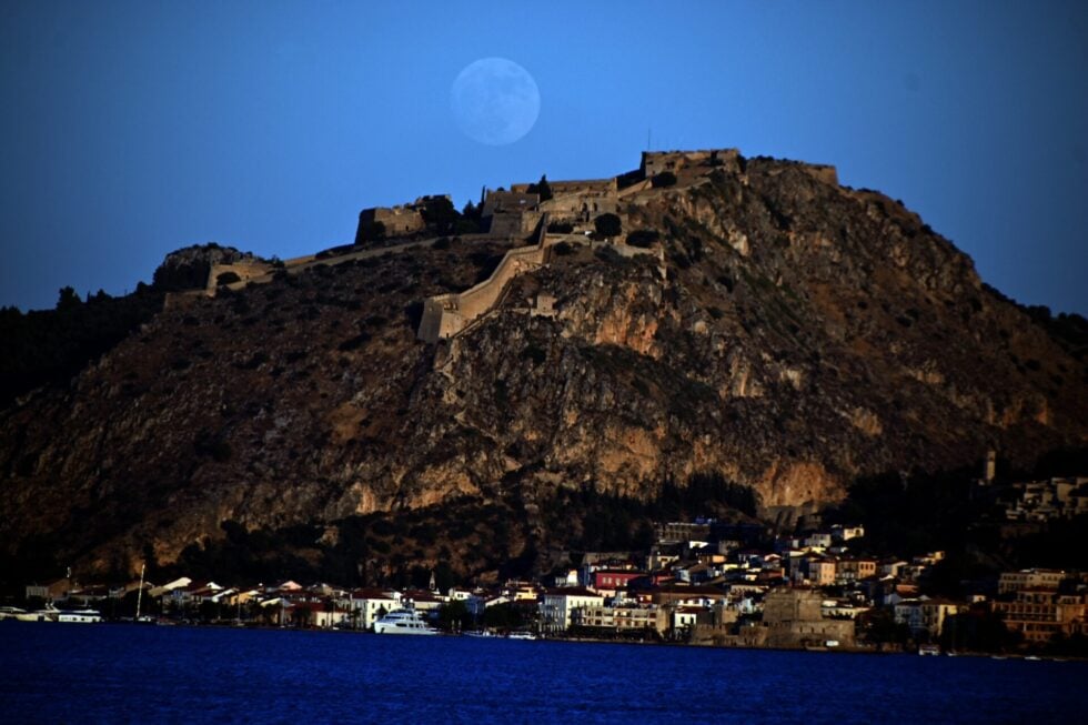 Μάγεψε το εντυπωσιακό «Φεγγάρι της φράουλας» [εικόνες-βίντεο]