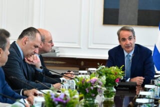 Μητσοτάκης στο Yπουργικό: Αναμένεται περαιτέρω πτώση στην τιμή της βενζίνης