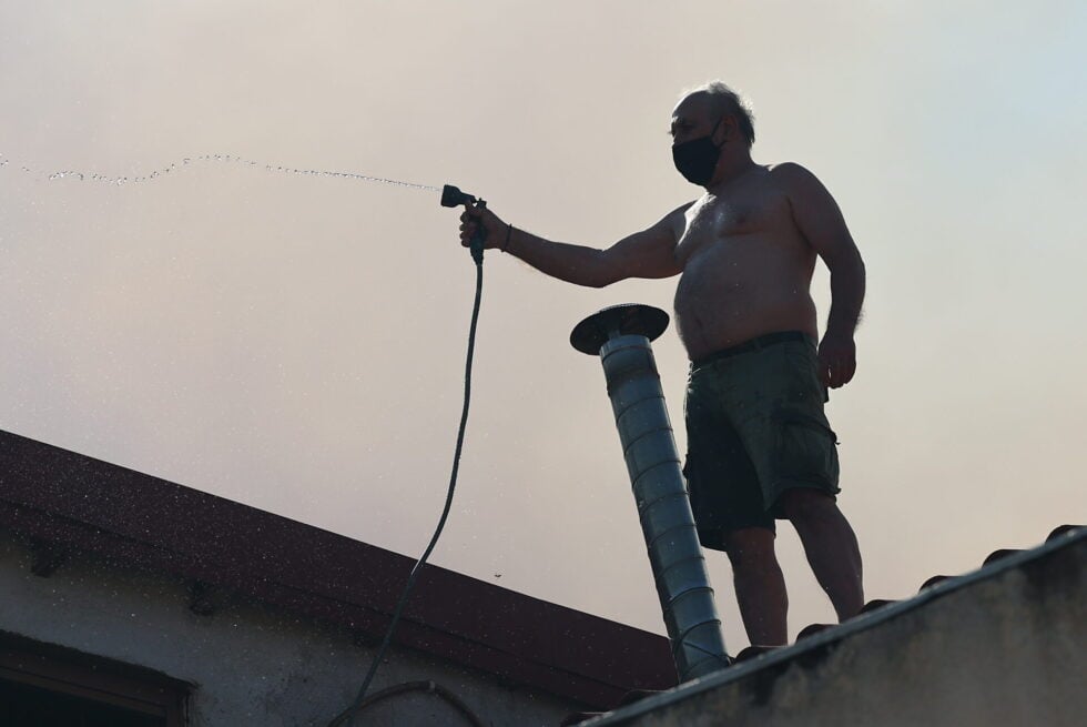 Φωτιά στο Δερβένι Θεσσαλονίκης: Εντοπίστηκε πτώμα, ήχησε το 112 για εκκένωση οικισμού [εικόνες-βίντεο]