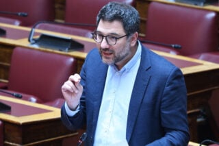 Αναθεώρηση του Συντάγματος: Μύδροι της αντιπολίτευσης για την επιστολική ψήφο