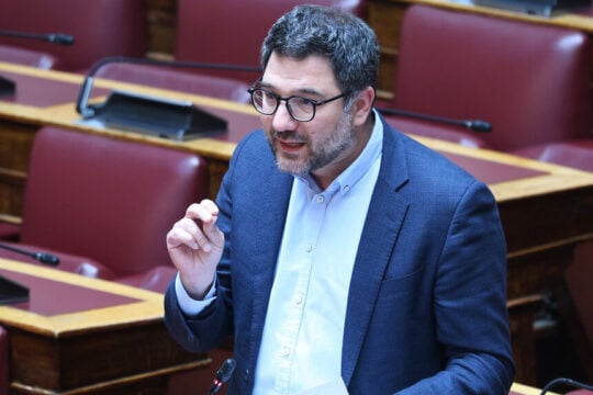 Αναθεώρηση του Συντάγματος: Μύδροι της αντιπολίτευσης για την επιστολική ψήφο