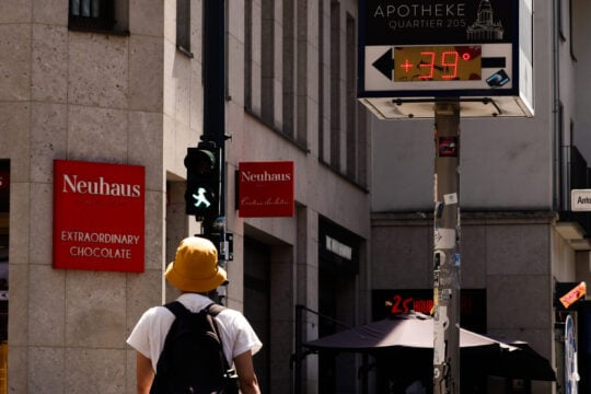 Ο καύσωνας σαρώνει την Ευρώπη: Σπάει η άσφαλτος στη Γερμανία – Αυξάνονται οι νεκροί στη Γαλλία [βίντεο]