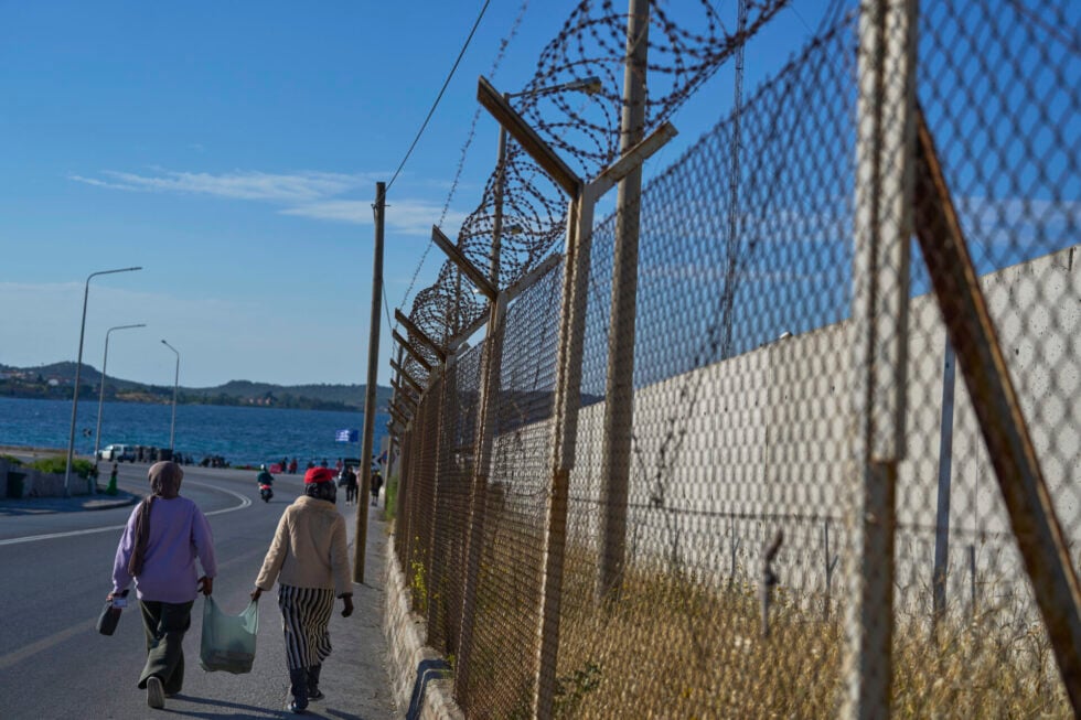 Στα κάγκελα 480 πρώην εργαζόμενοι του υπουργείου Μετανάστευσης: «Οκτώ μήνες πολιτικής κοροϊδίας»