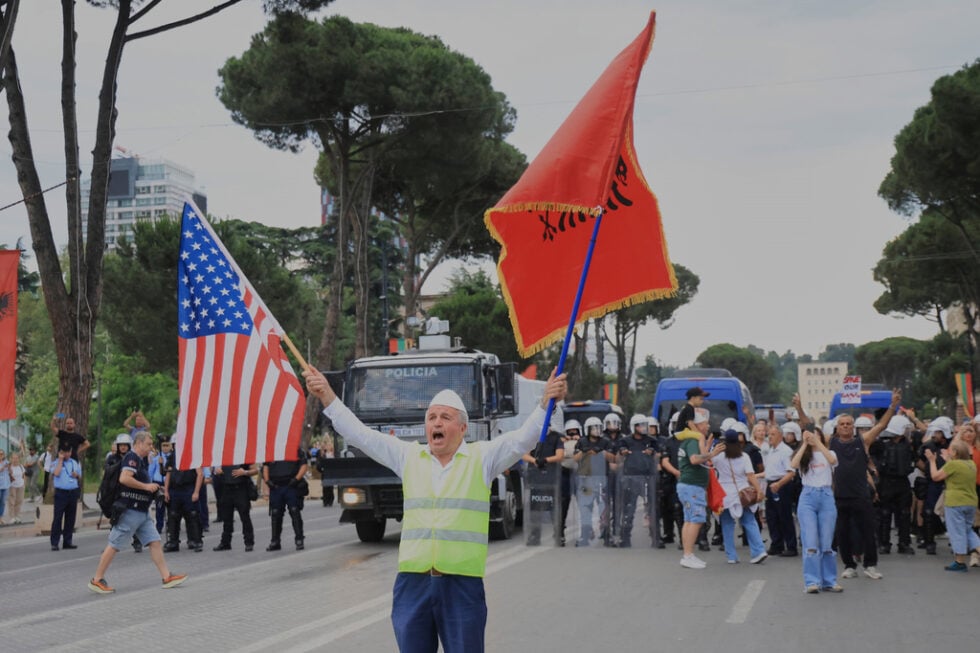 «Ράμα παραιτήσου! Η Αλβανία δεν είναι για πούλημα»: Χιλιάδες διαδήλωσαν στα Τίρανα κατά του σχεδίου Κούσνερ [βίντεο – εικόνες]