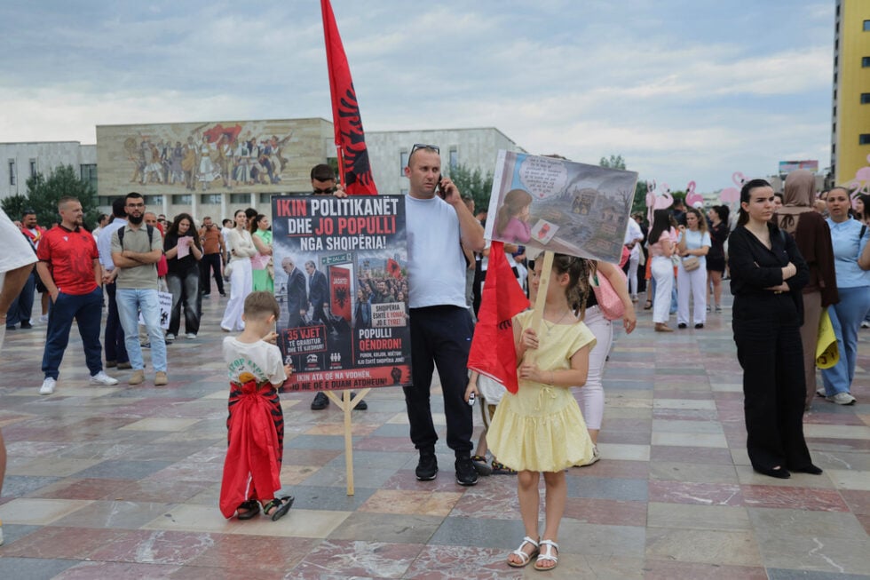 «Ράμα παραιτήσου! Η Αλβανία δεν είναι για πούλημα»: Χιλιάδες διαδήλωσαν στα Τίρανα κατά του σχεδίου Κούσνερ [βίντεο – εικόνες]